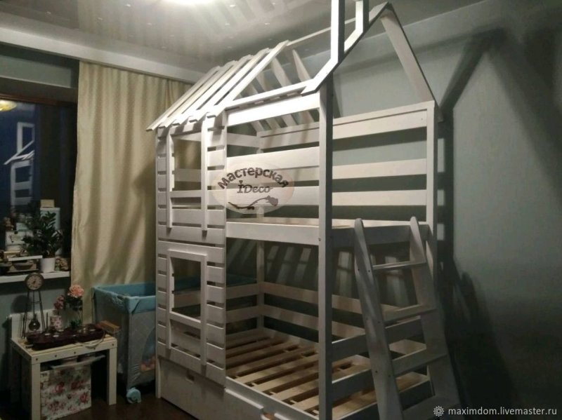 Двухъярусная кровать домик