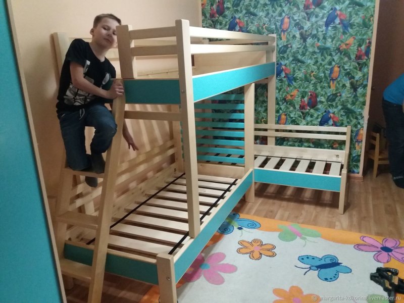 Трехъярусная кровать для детей