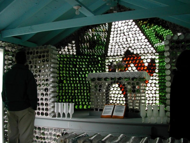 Дом из стеклянных бутылок