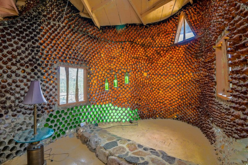 Дом из стеклянных бутылок