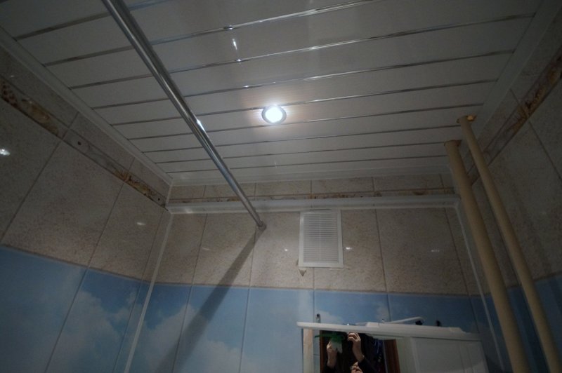 Реечный потолок в ванной