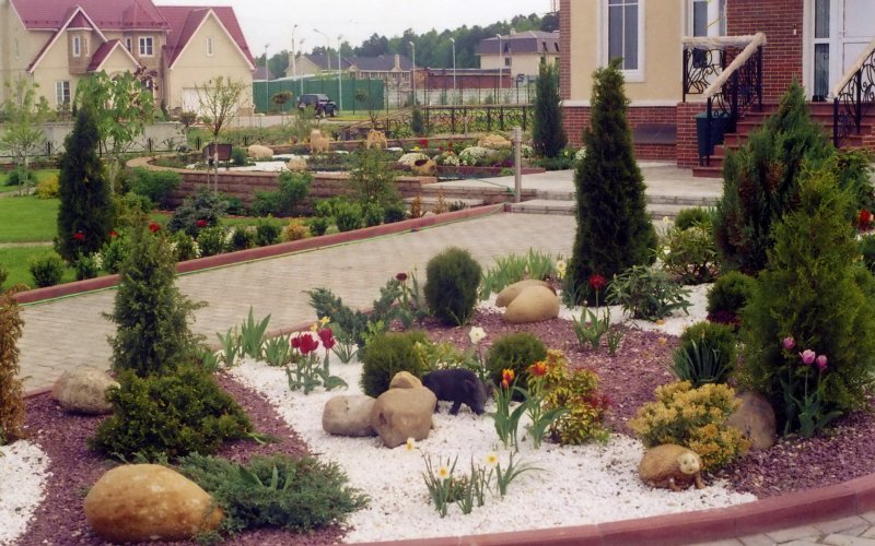 Дизайн клумбы перед домом в частном доме