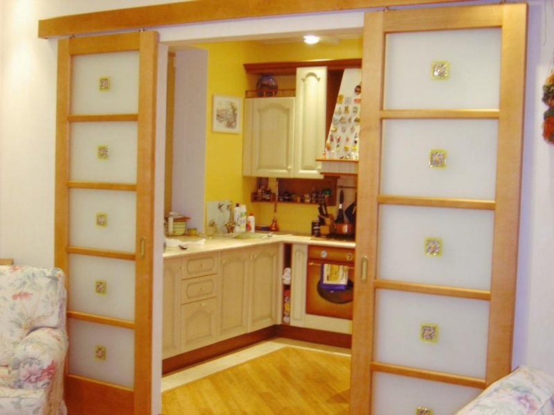 Раздвижные двери между кухней и гостиной