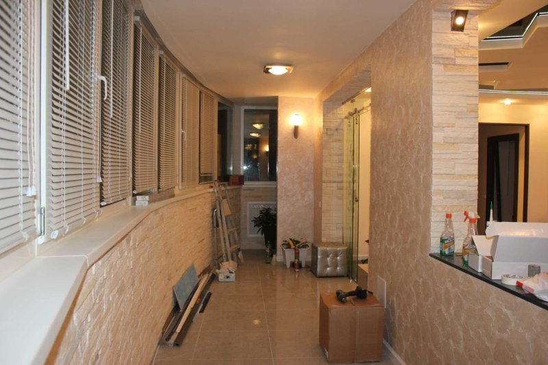 Отделка балкона искусственным камнем