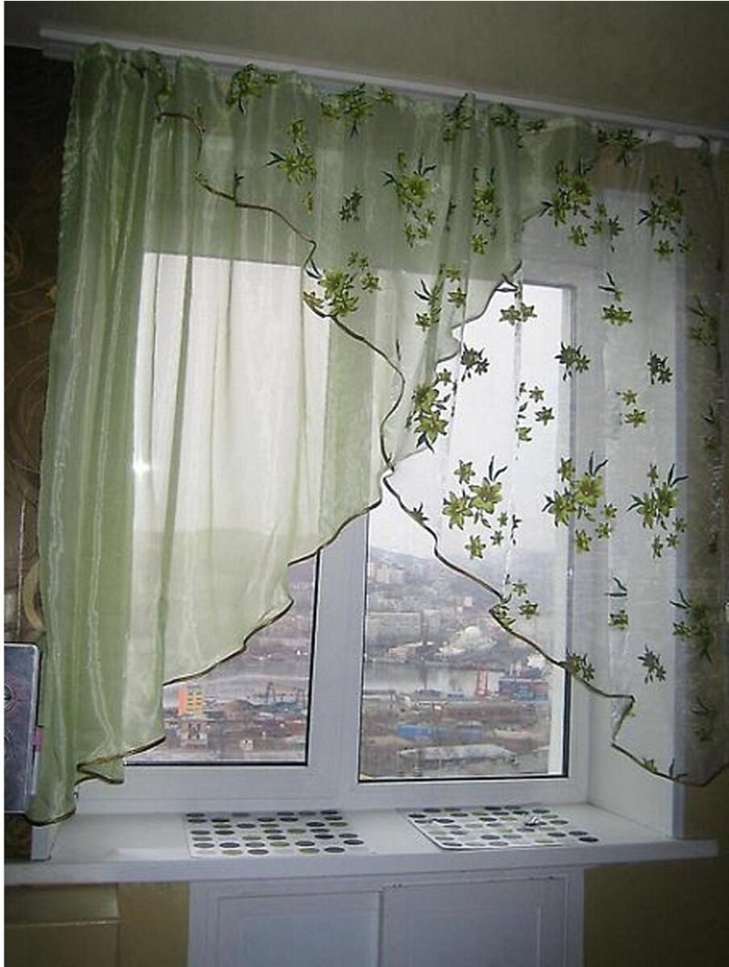 Короткие занавески на кухню