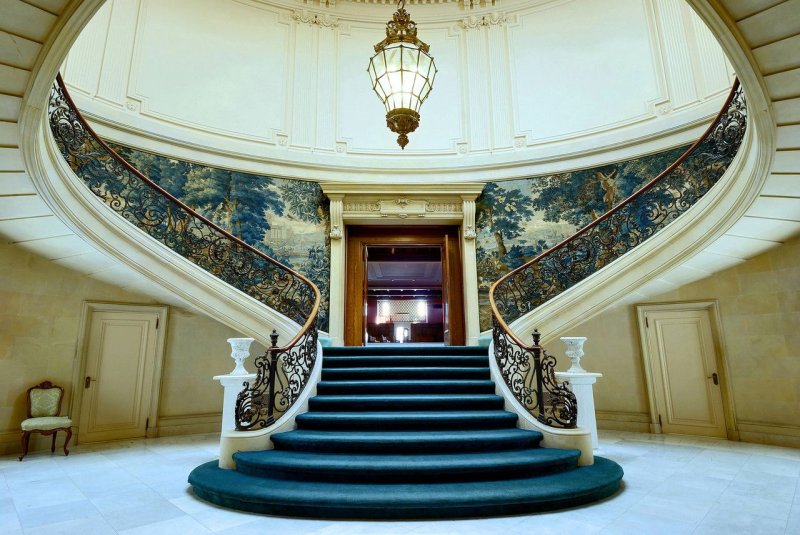 Мраморная лестница метрополь