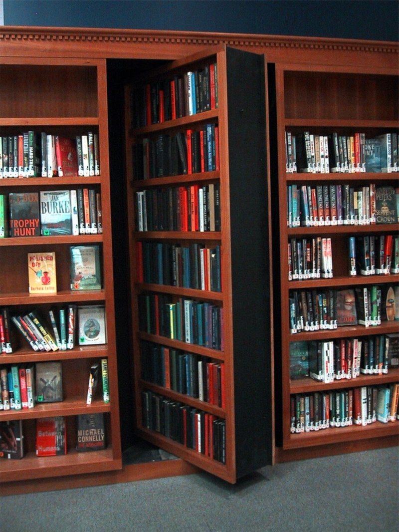 Потайной книжный шкаф