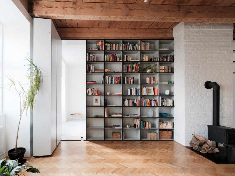 Книжный стеллаж