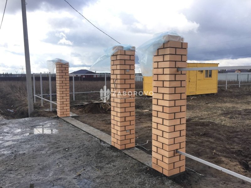 Кирпичные столбы для забора