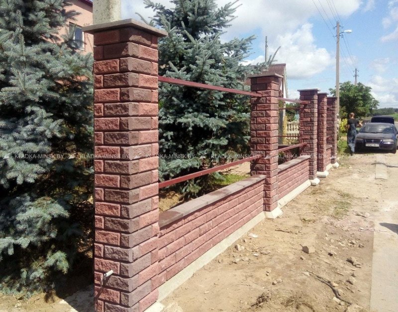 Столб из кирпича для забора