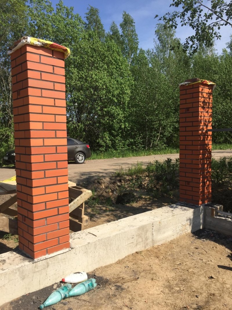 Кирпичные столбы для забора