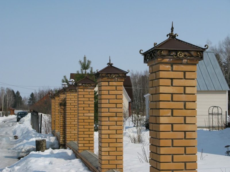 Колпаки на столбы для забора из кирпича