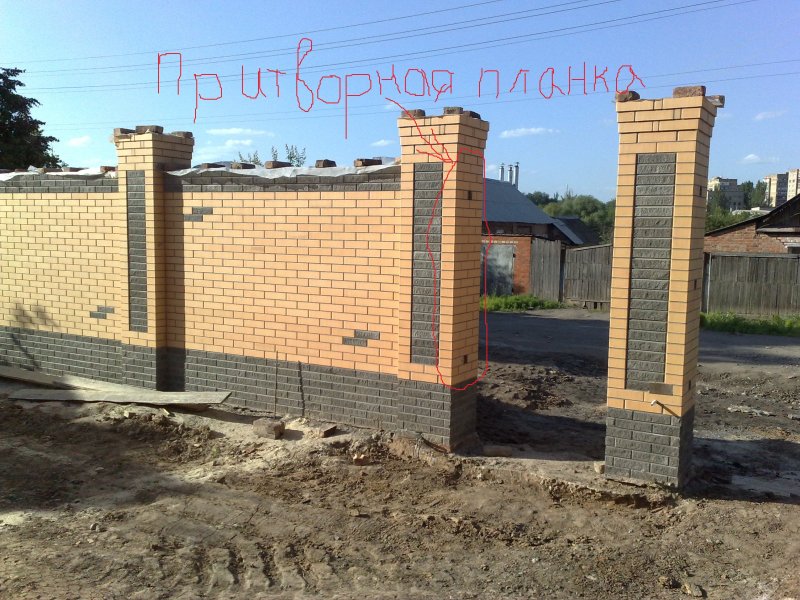 Кирпичные заборы