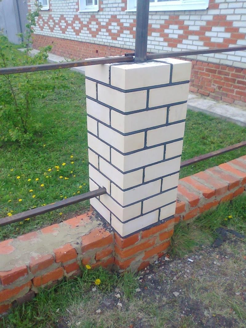 Столб из кирпича для забора