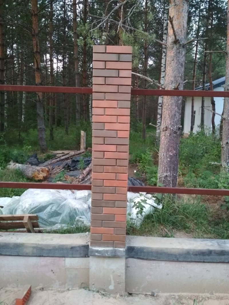 Забор столбы из кирпича
