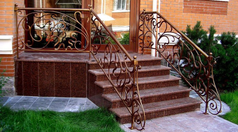 Железные перила для крыльца