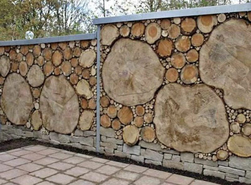 Забор из срезов дерева