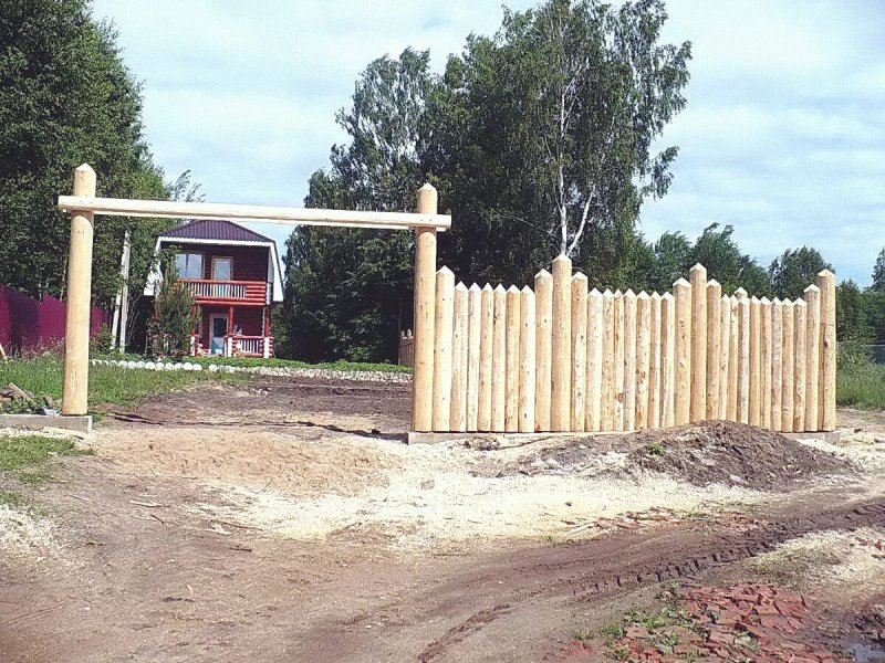Забор из бревен