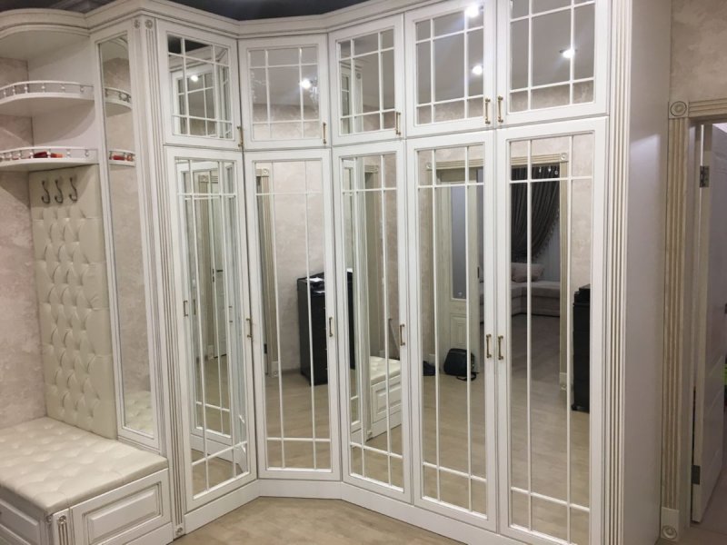 Шкаф в прихожую классика