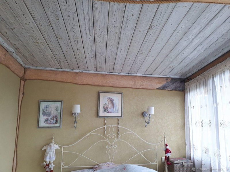 Отделка потолка в деревянном доме