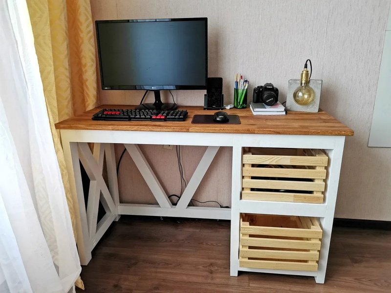 Деревянный компьютерный стол