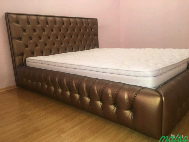 Кровать двуспальная с каретной стяжкой