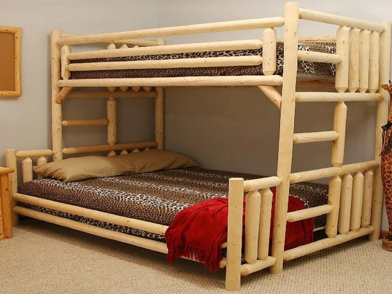 Двухъярусная кровать из бревен