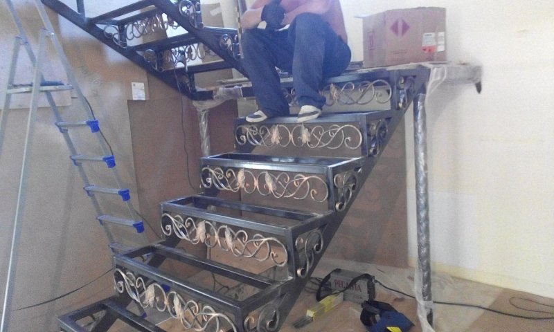 Металлическая лестница с кованными элементами