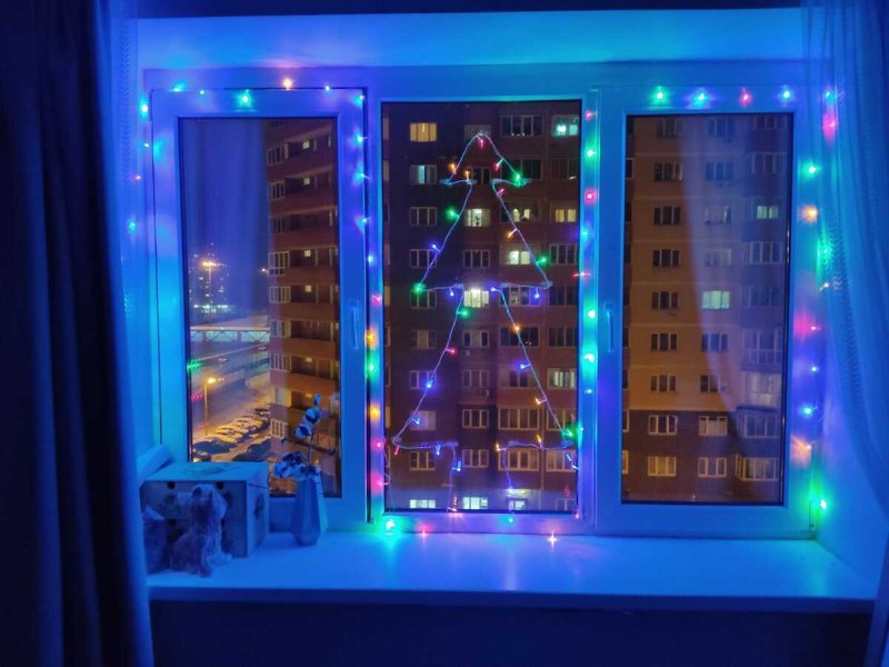 Гирлянда на стене