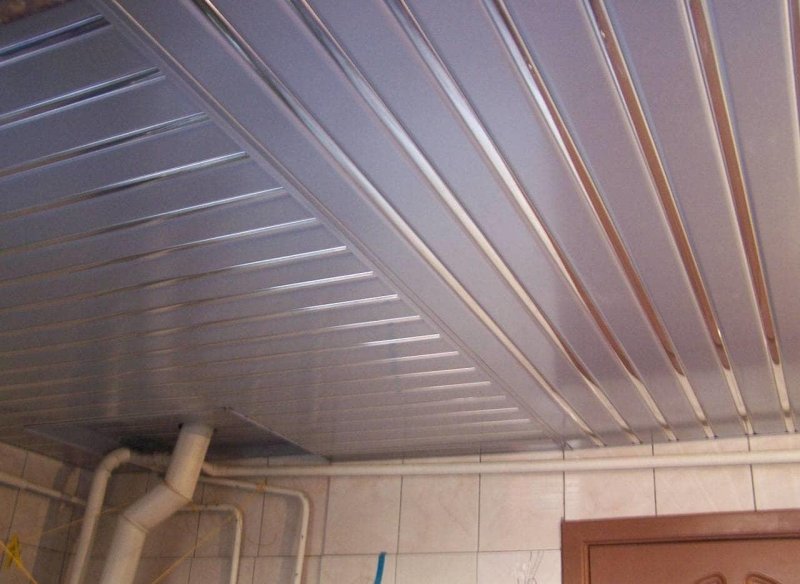 Потолок из панелей пвх