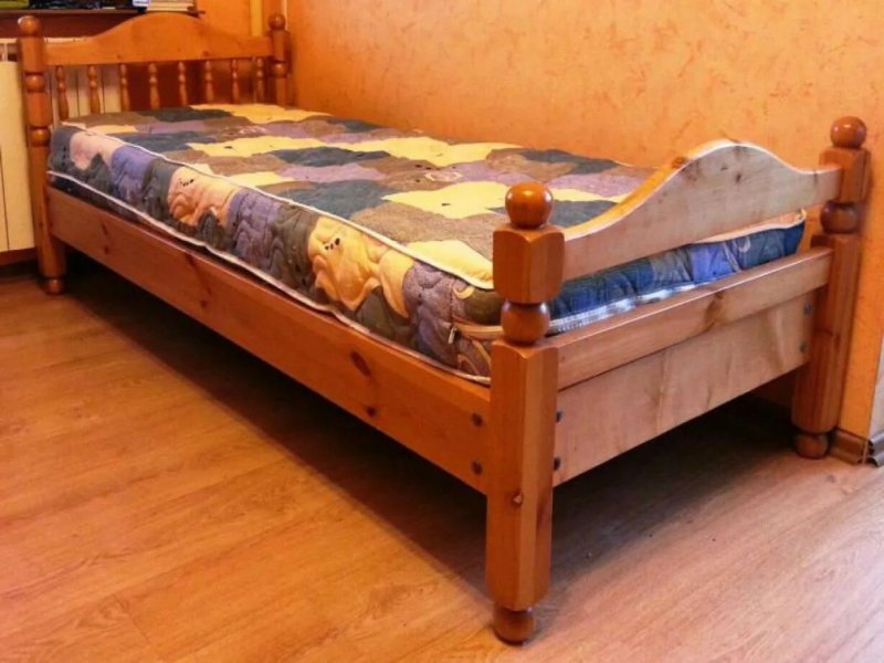 Деревянная кровать
