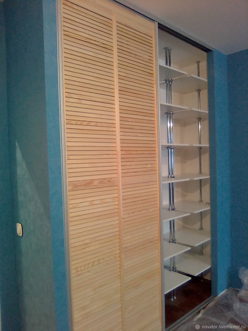 Шкаф купе с жалюзийными дверцами