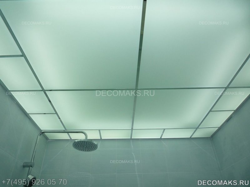 Стеклянный потолок в ванной