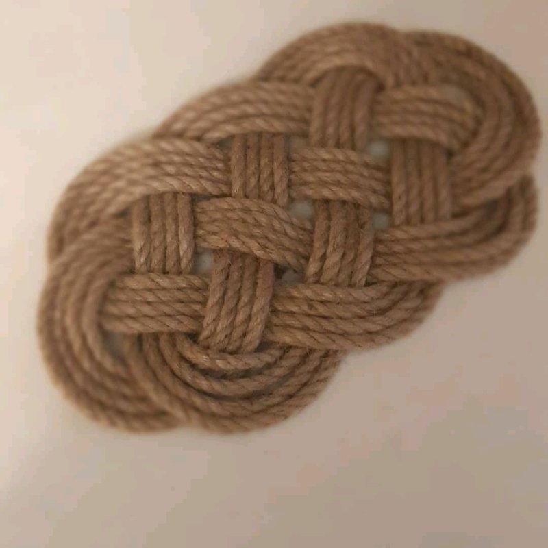 Плетёный коврик из джута