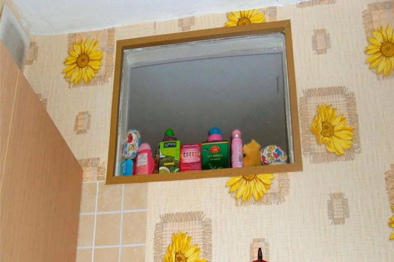 Окно между ванной и кухней в хрущевке