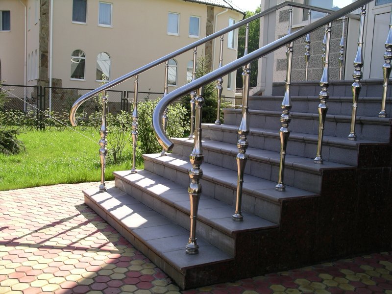 Перила для уличной лестницы