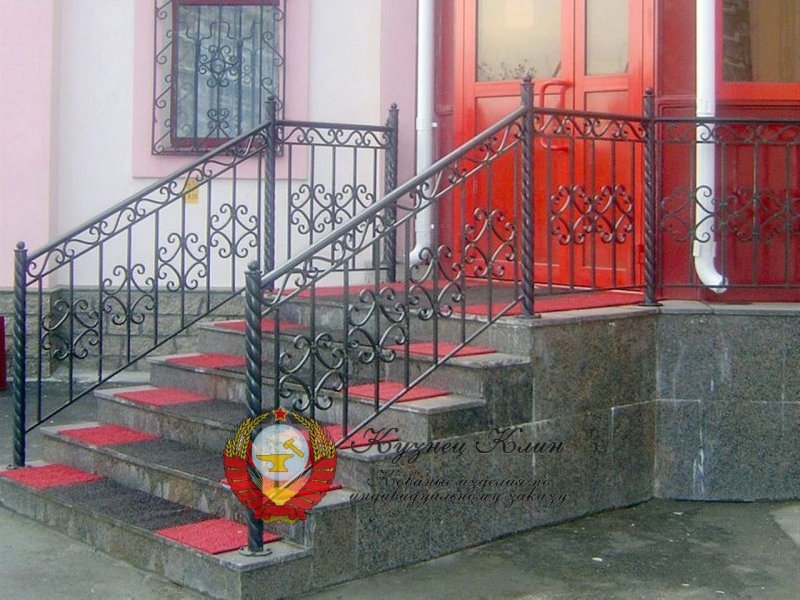 Кованые перила на крыльце