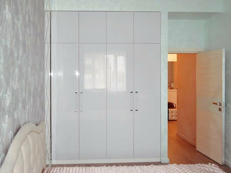 Шкаф до потолка с распашными дверями