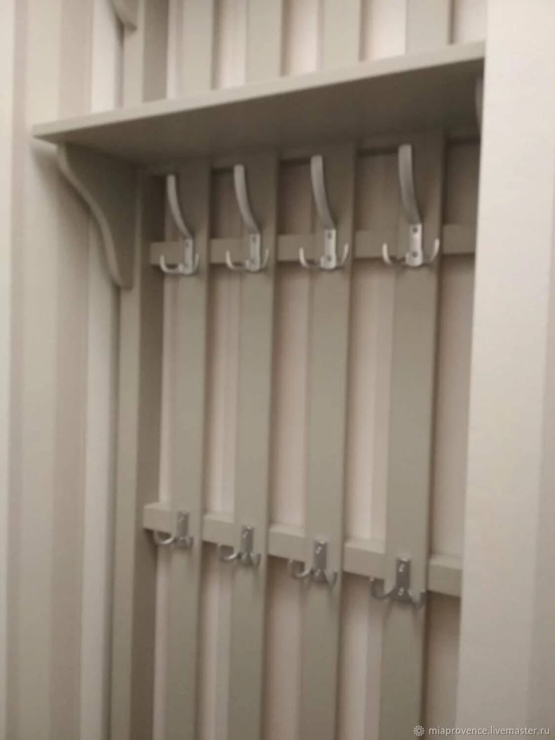 Вешалка в прихожей