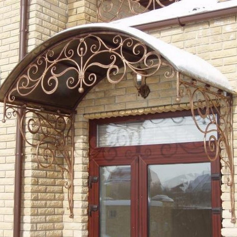 Кованые козырьки над крыльцом