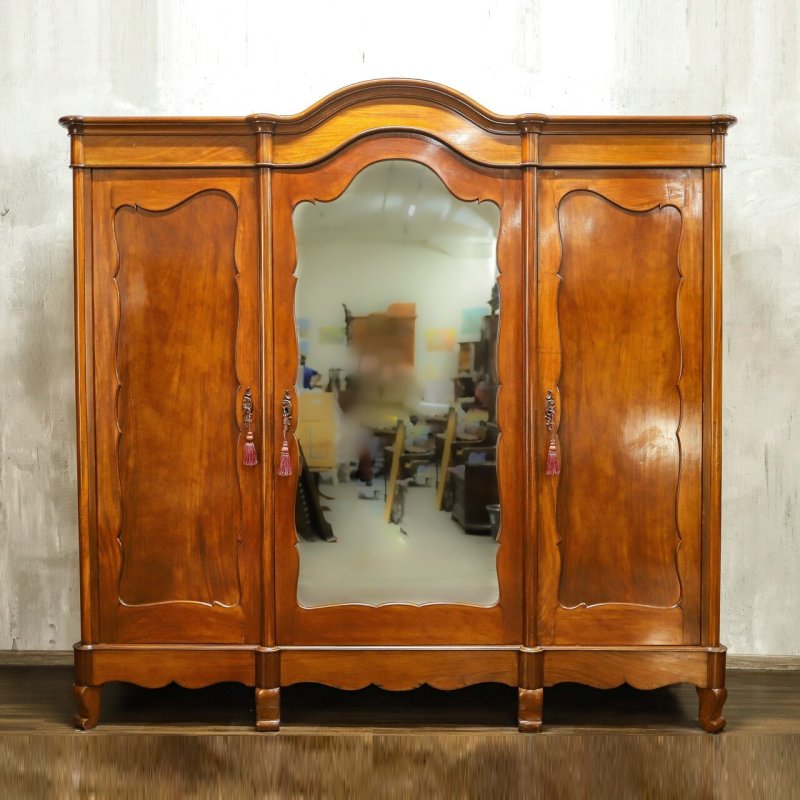 Старинные шкафы