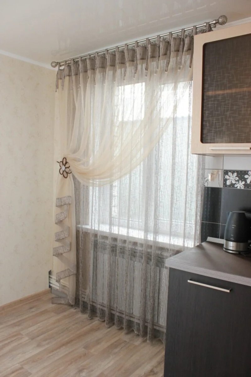 Нитяные шторы на кухню с балконной дверью