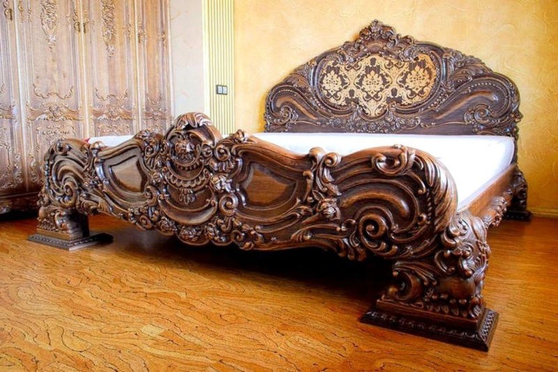 Резная кровать из дерева