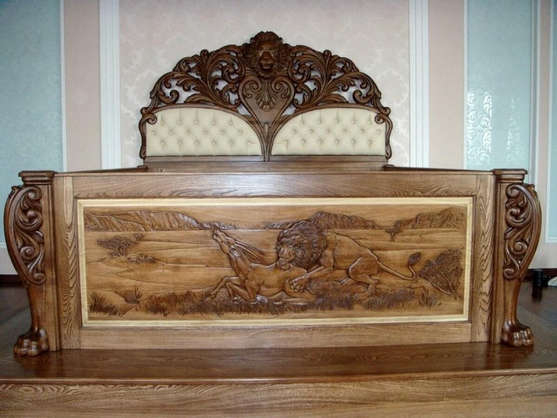 Резная кровать из дерева