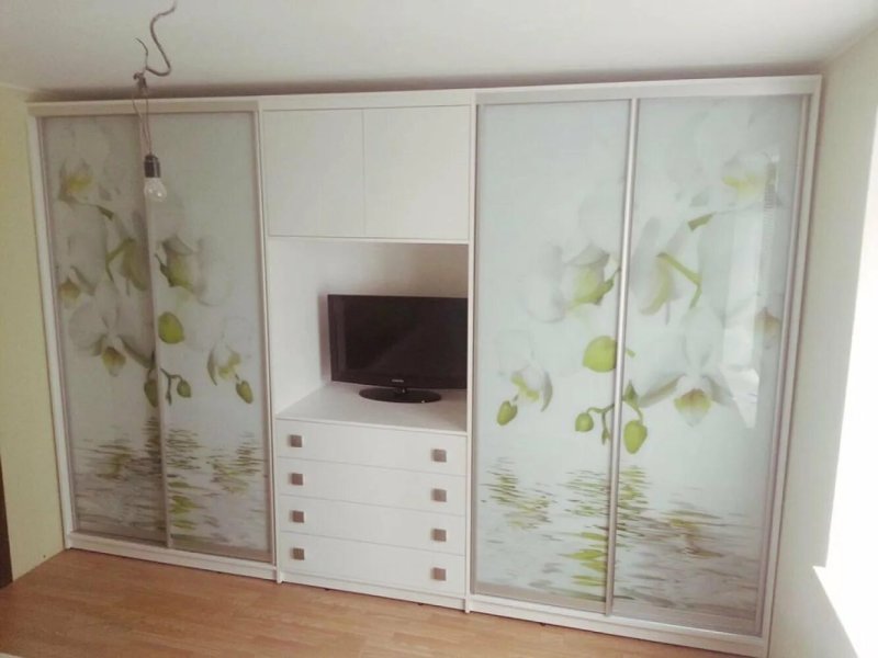Шкаф купе с телевизором