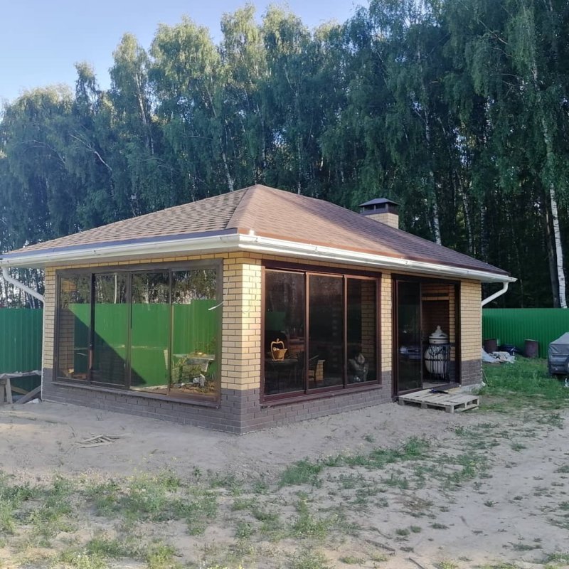 Беседка закрытая с мангальной зоной сбоку