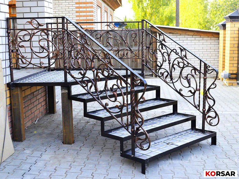 Металлическая лестница для крыльца