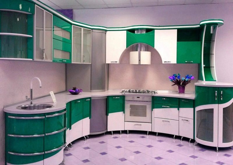 Кухня с закругленными фасадами