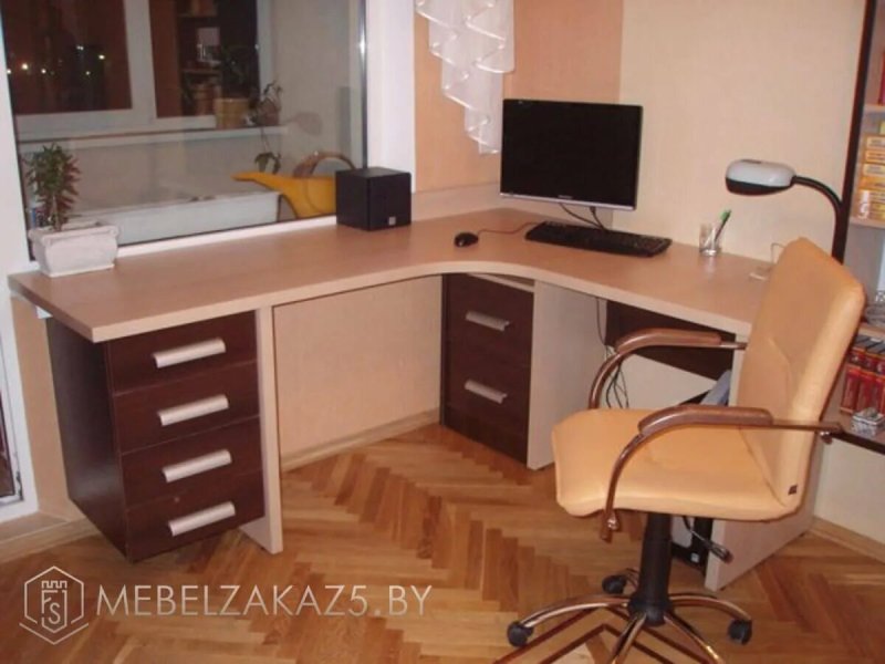 Угловой компьютерный стол для двоих