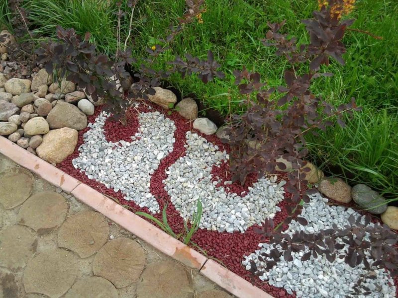 Клумба из мраморной крошки